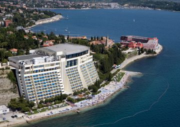 Grand Hotel Bernardin je odlična izbira za vse, ki si želite udobnega bivanja v hotelu, ki gosti SEMPL. Vse sobe imajo privatni balkon s pogledom na morje.
REZERVIRAJ ZDAJ!
